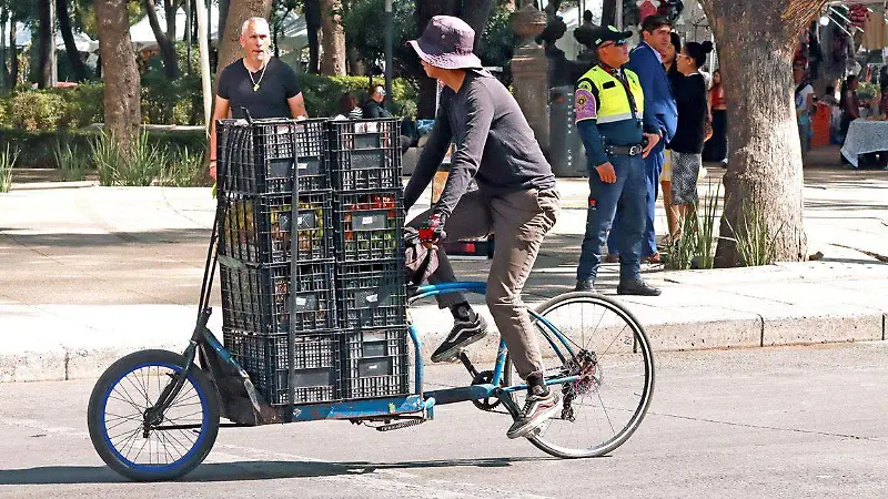 “Bici-Logística”: El ingenio capitalino sobre dos ruedas [Fotorreportaje]